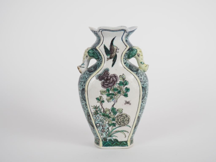 Chine, vers 1900 Vase balustre en porcelaine et émaux de style famille