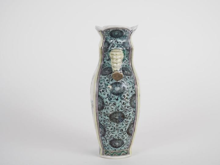 Chine, vers 1900 Vase balustre en porcelaine et émaux de style famille