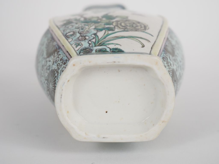 Chine, vers 1900 Vase balustre en porcelaine et émaux de style famille