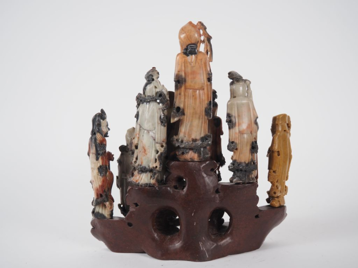 Chine Xxème. Groupe en stéatite comprenant 9 statuettes. Dim. 26 x 28 