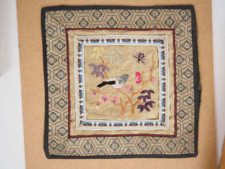 Chine, XXe siècle, Cinq éléments en tissu, dont trois encres et couleu