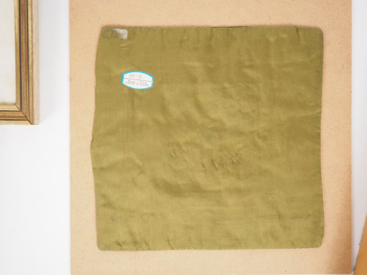 Chine, XXe siècle, Cinq éléments en tissu, dont trois encres et couleu