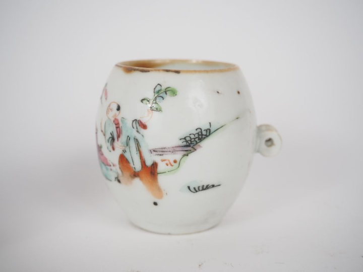 Chine, vers 1900 et 1950 Lot de deux porcelaines comprenant, une mange