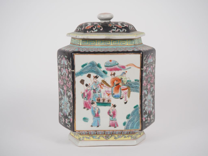 Chine, 2ème moitié du XXe siècle Vase de forme hexagonal couvert en po