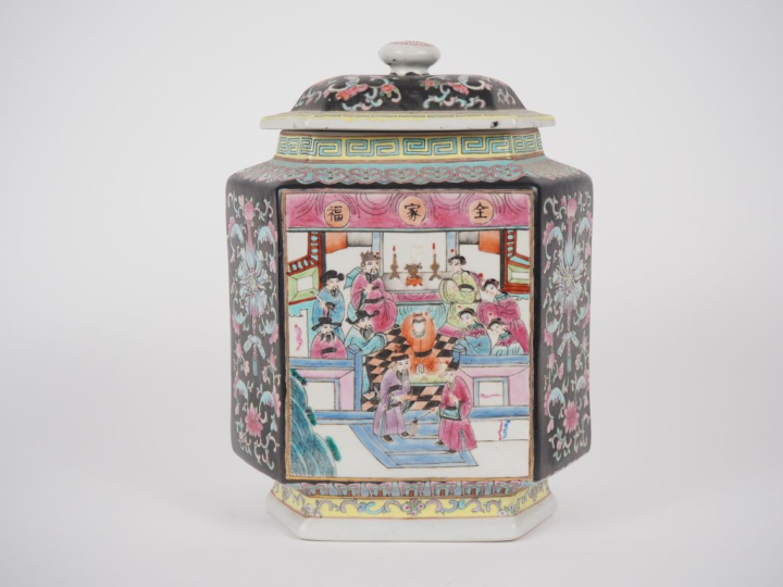 Chine, 2ème moitié du XXe siècle Vase de forme hexagonal couvert en po