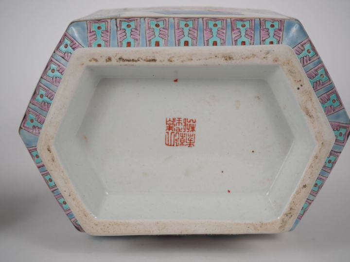 Chine, 2ème moitié du XXe siècle Vase de forme hexagonal couvert en po