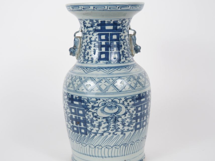 Chine, vers 1900 Vase de forme balustre en porcelaine bleu blanc, à dé