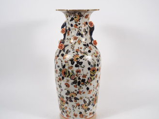 Vente aux enchères Chine, vers 1960.  Grand vase de forme balustre en porcelaine dans le 