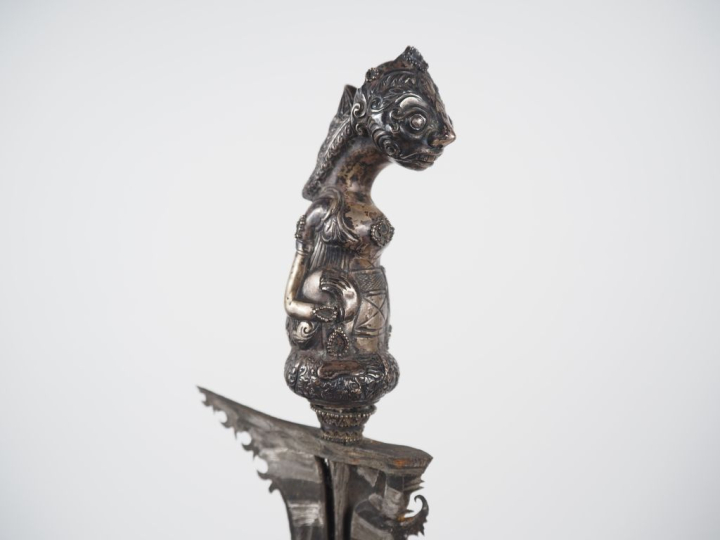 Indonésie, XIXe Poignard, dit « kriss », la poignée hulu reprenant la 