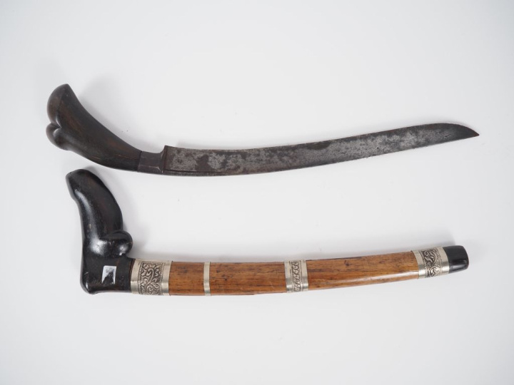 Indonésie, XIXe Poignard Badik , poignée et fourreau en bois, lame en 