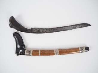 Vente aux enchères Indonésie, XIXe Poignard Badik , poignée et fourreau en bois, lame en 