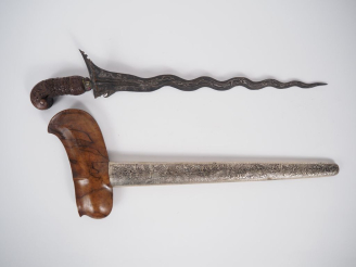 Vente aux enchères Malaisie, fin XIXe-début Xxe Poignard dit « kriss » la poignée et le w