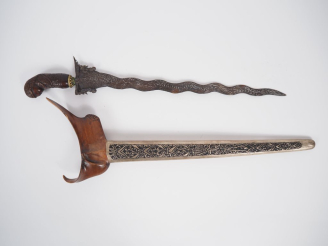 Vente aux enchères Malaisie, fin XIXe-début Xxe Poignard dit « kriss » la poignée et le w
