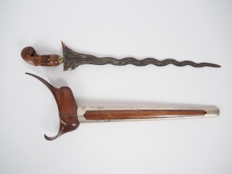 Vente aux enchères Malaisie, fin XIXe-début Xxe Poignard dit « kriss » la poignée et le w