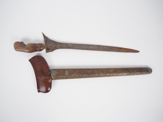 Vente aux enchères Malaisie, fin XIXe-début Xxe Poignard dit « kriss » la poignée et le w