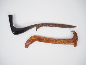 Vente aux enchères Malaisie  fin XIXe-début XXe poignard dit « kriss »  L. 32 cm.