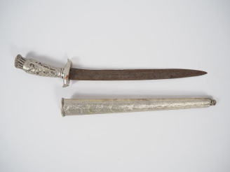 Vente aux enchères Malaisie Poignard ou dague, poignée et fourreau en métal argenté  L. 4