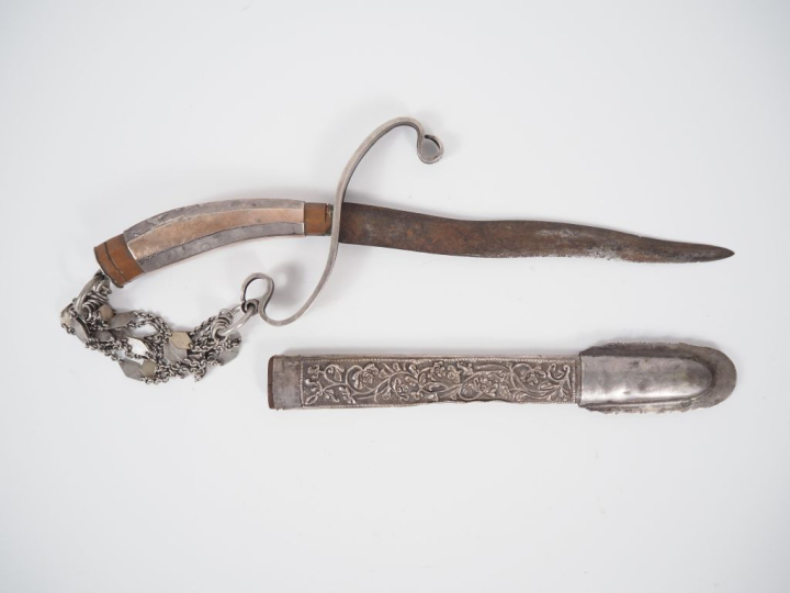 Malaisie, début XXe  Poignard poignée et fourreau en métal argenté. L.