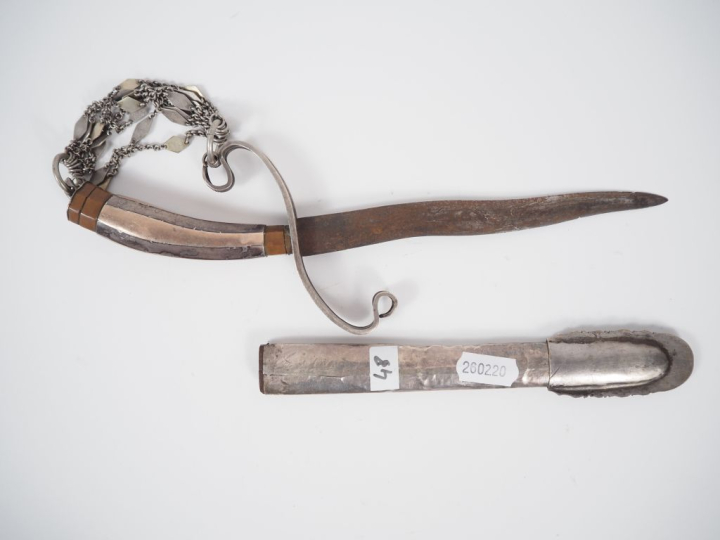 Malaisie, début XXe  Poignard poignée et fourreau en métal argenté. L.