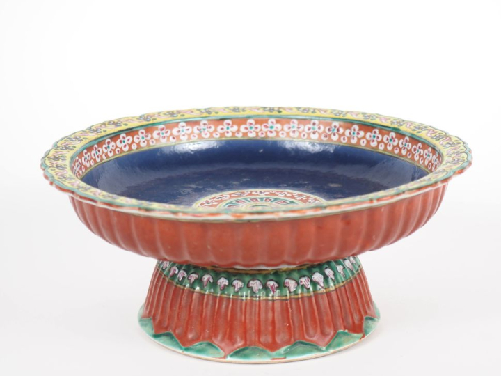 Siam, XIXe siècle Grande coupe floriforme sur piédouche en porcelaine 