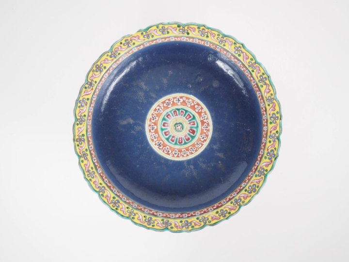 Siam, XIXe siècle Grande coupe floriforme sur piédouche en porcelaine 