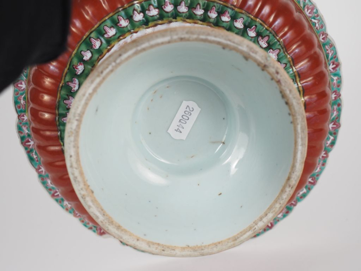 Siam, XIXe siècle Grande coupe floriforme sur piédouche en porcelaine 