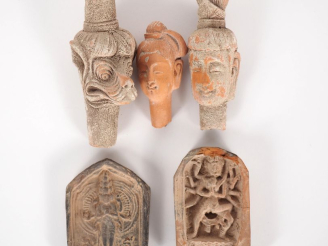 Vente aux enchères Tibet Ensemble de deux tsatsa représentant Avalokitesvara et Makara av