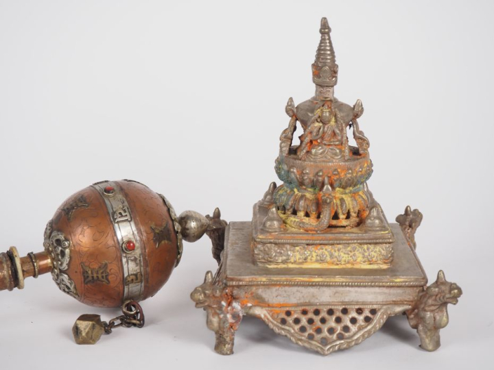 Tibet, XXe siècle Lot comprenant un stupa en cuivre entouré de quatre 