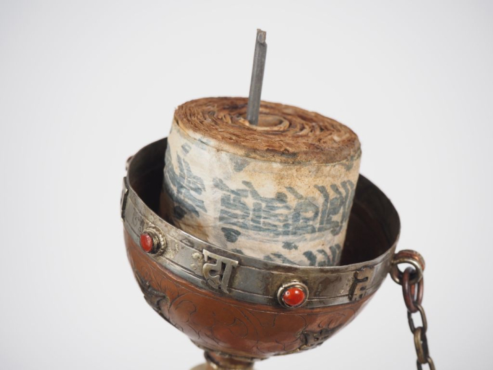 Tibet, XXe siècle Lot comprenant un stupa en cuivre entouré de quatre 