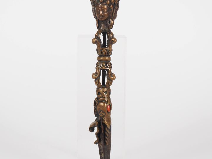 Tibet, XIXe siècle Phurbu en bronze, la prise ornée de trois têtes de 