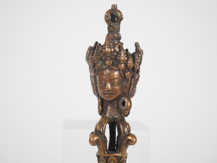 Tibet, XIXe siècle Phurbu en bronze, la prise ornée de trois têtes de 