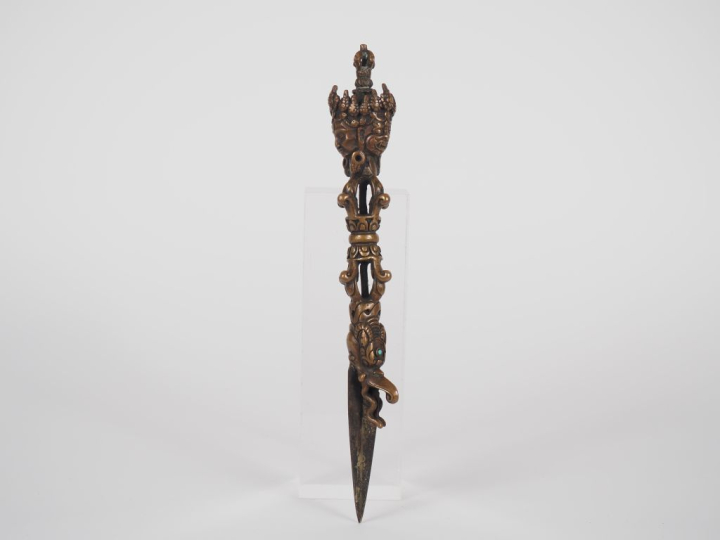 Tibet, XIXe siècle Phurbu en bronze, la prise ornée de trois têtes de 
