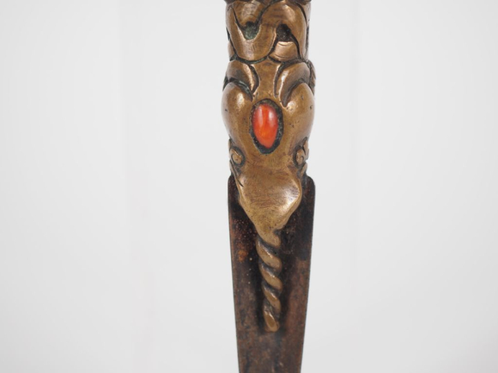 Tibet, XIXe siècle Phurbu en bronze, la prise ornée de trois têtes de 