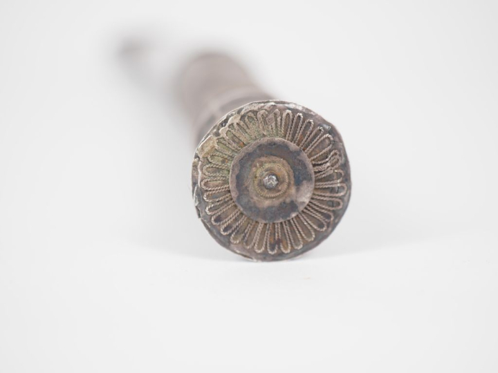 Laos, vers 1900 Couteau en argent bas titre.