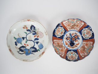 Vente aux enchères Japon, XIXe-XXe siècle,  Deux plats floriformes, en porcelaine dit « i