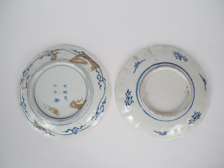 Japon, XIXe-XXe siècle,  Deux plats floriformes, en porcelaine dit « i