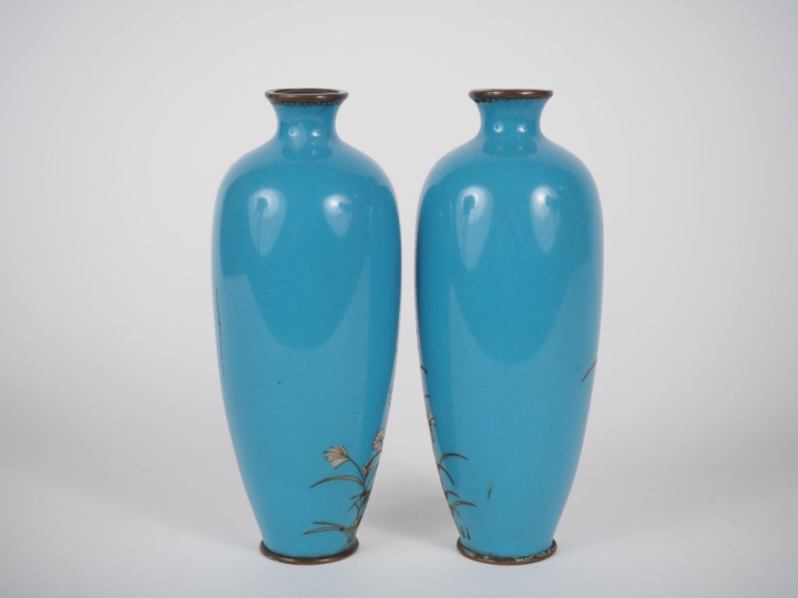 Japon, vers 1900 Paire de vases de forme ovoïde en émaux cloisonnés su