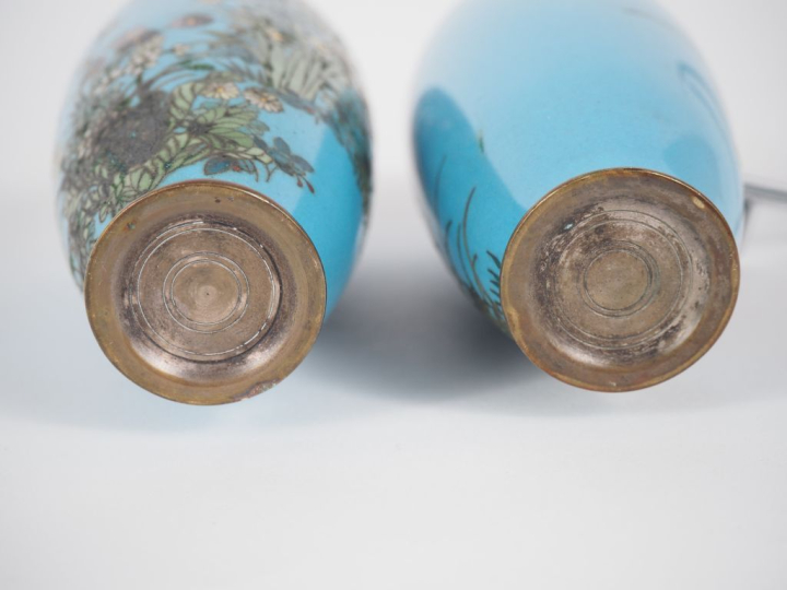 Japon, vers 1900 Paire de vases de forme ovoïde en émaux cloisonnés su