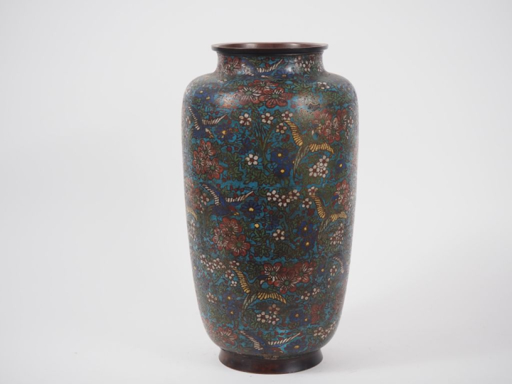 Japon, vers 1920 Vase balustre en bronze et émaux champlevés, à décor 