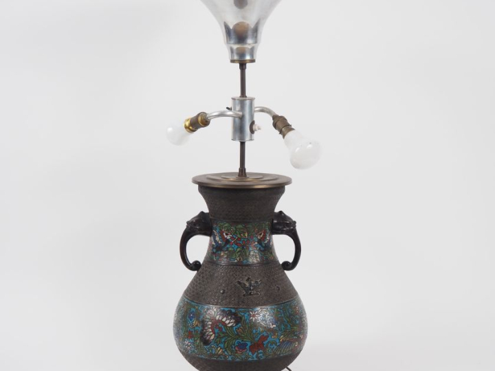 Japon, vers 1920 Vase de forme balustre en bronze et émaux champlevés,