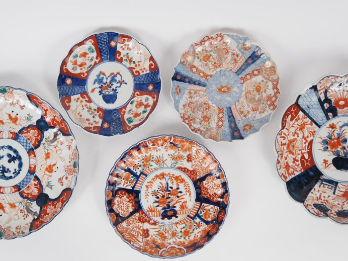 Japon, vers 1900 Ensemble de cinq plats floriformes en porcelaine d’im