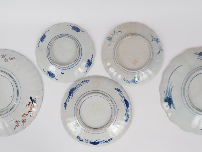 Japon, vers 1900 Ensemble de cinq plats floriformes en porcelaine d’im