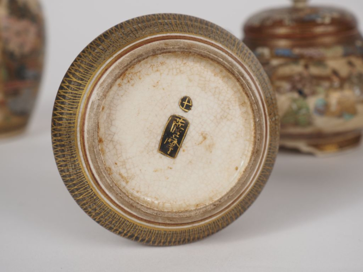 Japon, vers 1900 Ensemble de faïence de Satsuma, comprenant une paire 