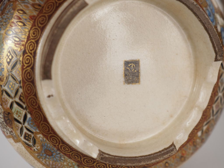 Japon, vers 1900 Ensemble de faïence de Satsuma, comprenant une paire 