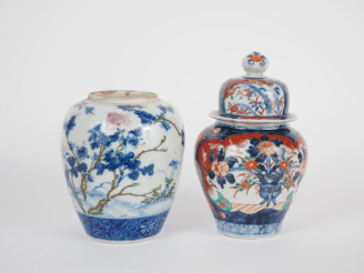 Vente aux enchères Japon, vers 1900-1920 Deux vases globulaires (l’un couvert)en porcelai