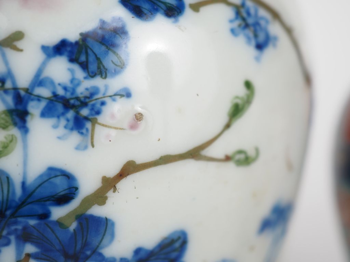 Japon, vers 1900-1920 Deux vases globulaires (l’un couvert)en porcelai