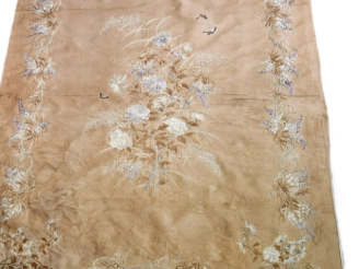 Vente aux enchères Indochine, vers 1920,  Importante tenture en soie et lin brodé de papi