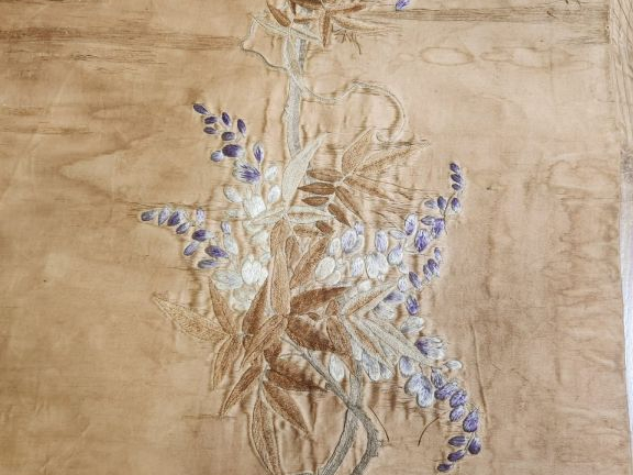 Indochine, vers 1920,  Importante tenture en soie et lin brodé de papi