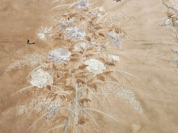 Indochine, vers 1920,  Importante tenture en soie et lin brodé de papi