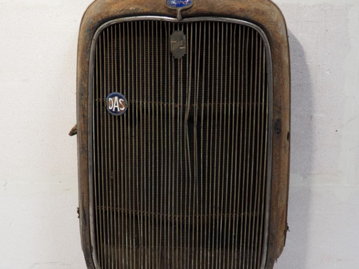Radiateur pour automobile FORD V8. Dim. 84 x 55 cm. (A restaurer).